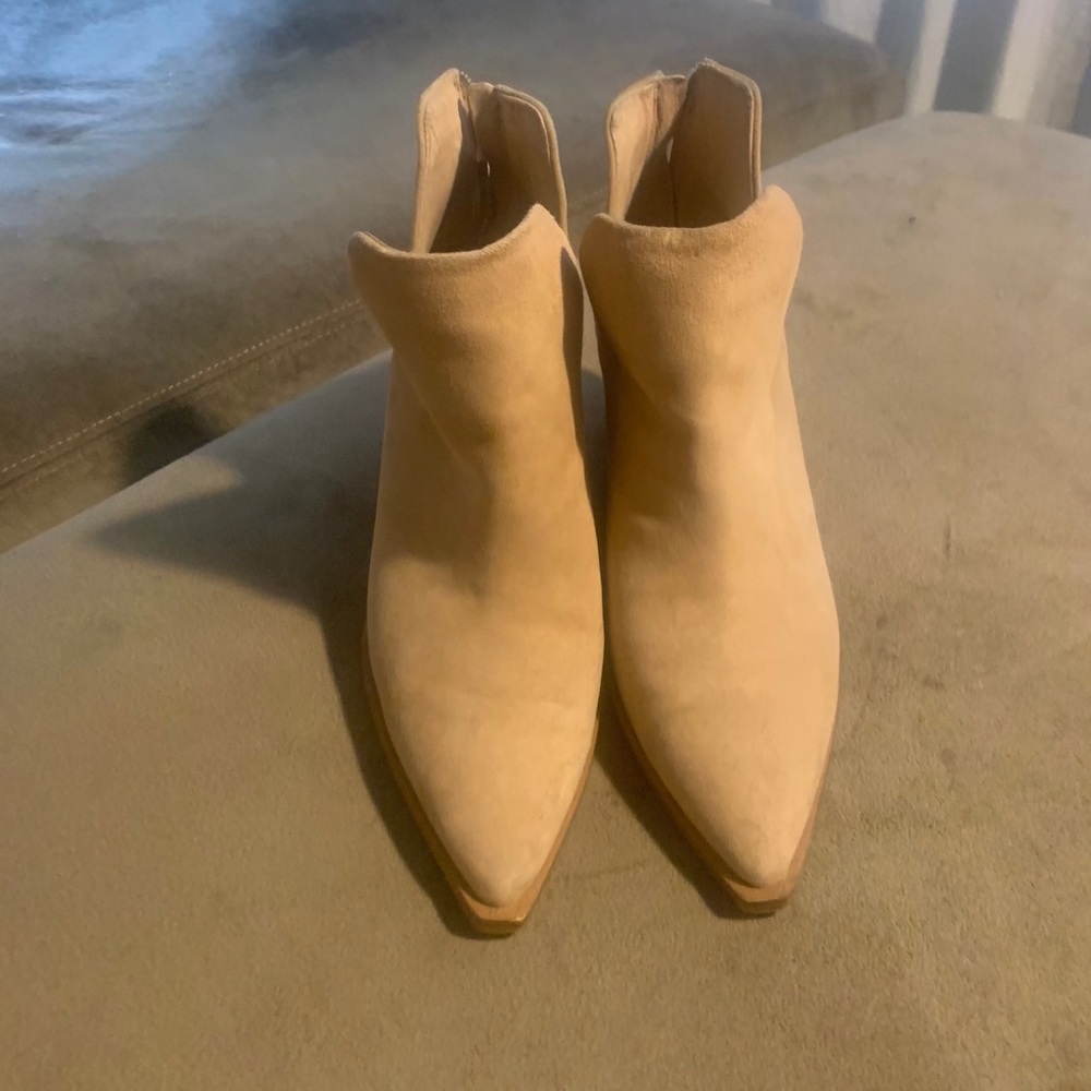 Vince Camuto Booties Size 9 Tan